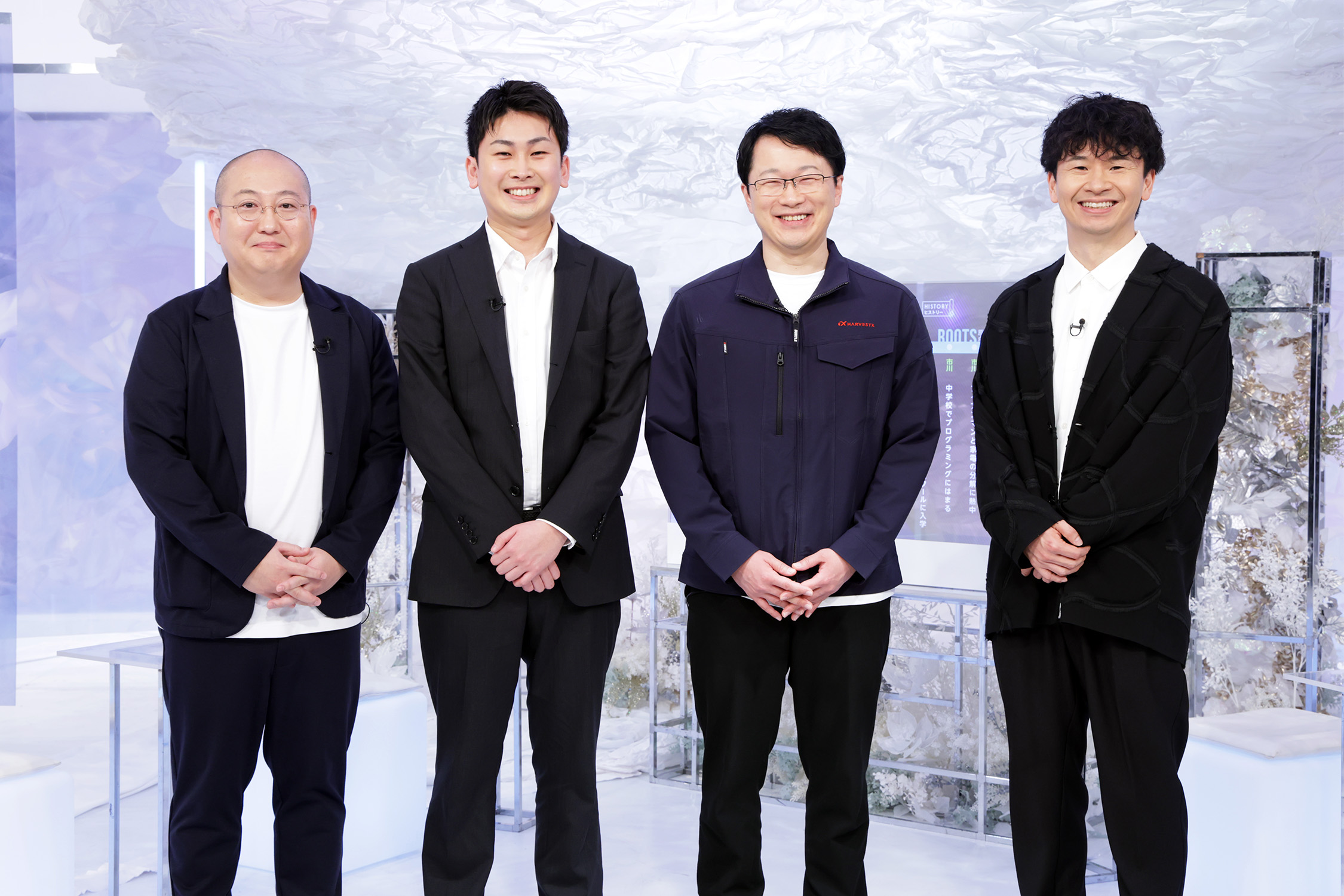 &ldquo;番組出演者の4名が並んでいる写真&rdquo;